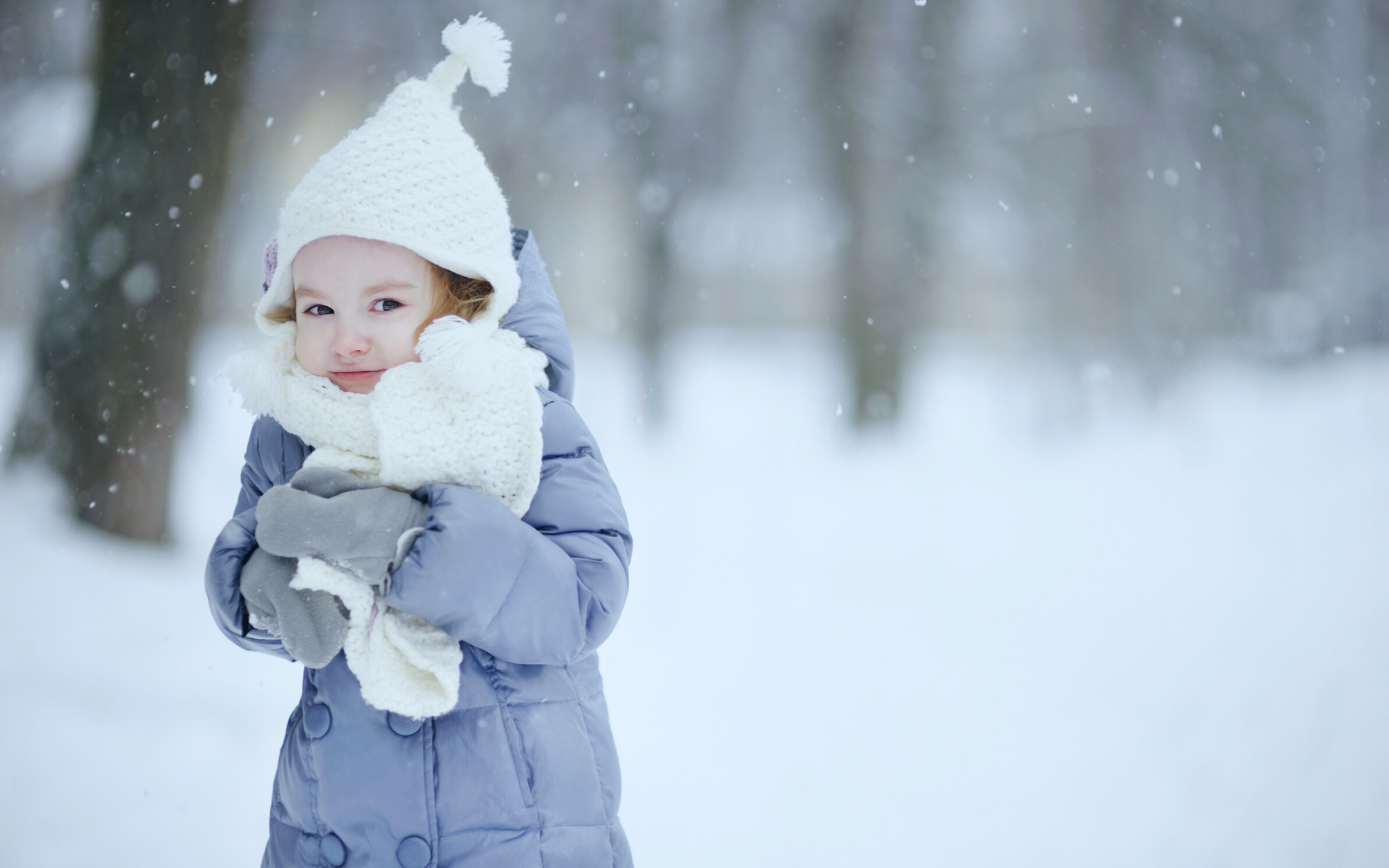Маленькой девочке холодно. Ребенок на морозе. Дети на улице зимой. Детские зимние фотосессии. Зима холод дети.